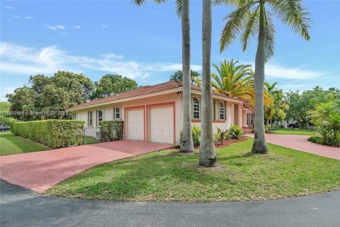 Villa ou maison à louer à Palmetto Bay, Floride: 5 chambres, 280.75 m2 № 1971337 - photo 2