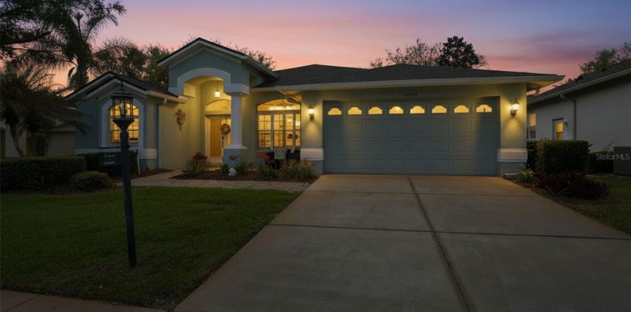 House in Hudson, Florida 3 bedrooms, 182.37 sq.m. № 2113137