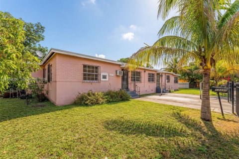 Купить коммерческую недвижимость в Норт-Майами, Флорида 196.95м2, № 2006298 - фото 2