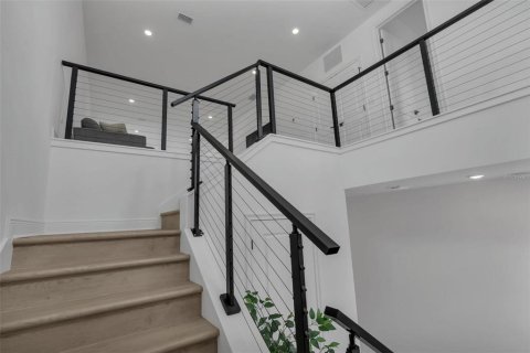 House in Orlando, Florida 4 bedrooms, 283.91 sq.m. № 2109129 - photo 5