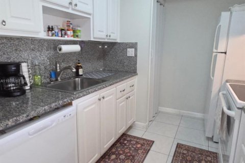 Condo in Weston, Florida, 2 bedrooms  № 2042062 - photo 11