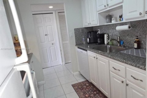 Condo in Weston, Florida, 2 bedrooms  № 2042062 - photo 10