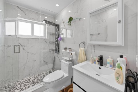 House in Miami, Florida 3 bedrooms, 153.47 sq.m. № 2046312 - photo 14