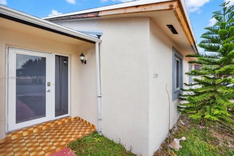 House in Miami, Florida 3 bedrooms, 153.47 sq.m. № 2046312