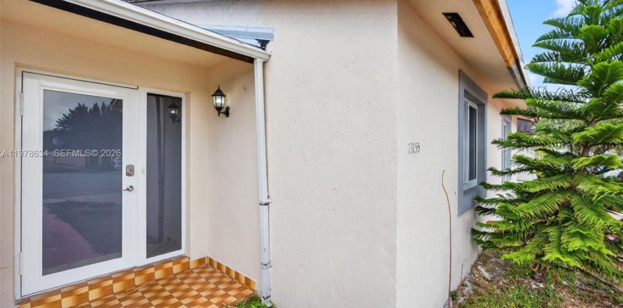 House in Miami, Florida 3 bedrooms, 153.47 sq.m. № 2046312