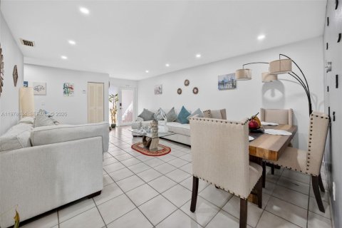 House in Miami, Florida 3 bedrooms, 153.47 sq.m. № 2046312 - photo 13