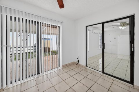 House in Miami, Florida 3 bedrooms, 153.47 sq.m. № 2046312 - photo 22