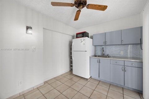 House in Miami, Florida 3 bedrooms, 153.47 sq.m. № 2046312 - photo 20