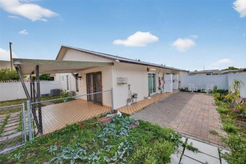 House in Miami, Florida 3 bedrooms, 153.47 sq.m. № 2046312 - photo 30