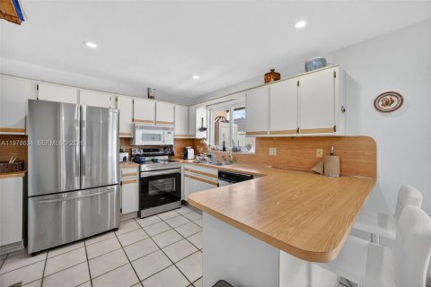 House in Miami, Florida 3 bedrooms, 153.47 sq.m. № 2046312 - photo 11