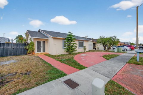 House in Miami, Florida 3 bedrooms, 153.47 sq.m. № 2046312 - photo 3