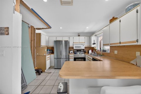 House in Miami, Florida 3 bedrooms, 153.47 sq.m. № 2046312 - photo 10