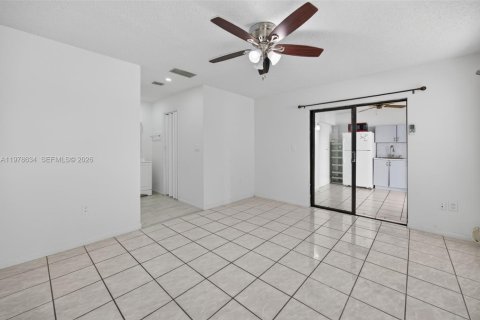 House in Miami, Florida 3 bedrooms, 153.47 sq.m. № 2046312 - photo 24