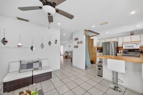 House in Miami, Florida 3 bedrooms, 153.47 sq.m. № 2046312 - photo 9