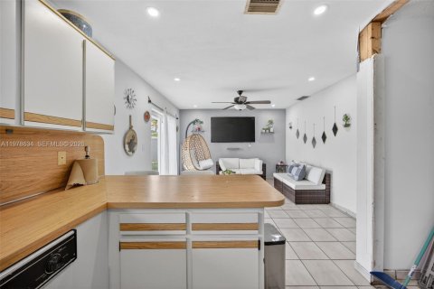 House in Miami, Florida 3 bedrooms, 153.47 sq.m. № 2046312 - photo 12