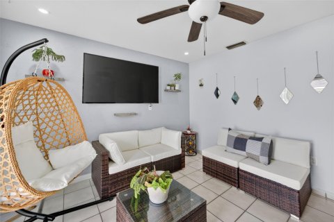 House in Miami, Florida 3 bedrooms, 153.47 sq.m. № 2046312 - photo 8