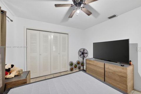 House in Miami, Florida 3 bedrooms, 153.47 sq.m. № 2046312 - photo 16