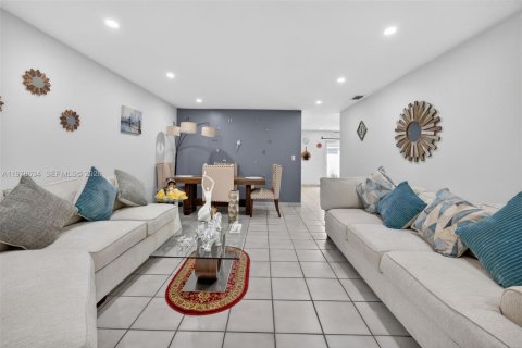 House in Miami, Florida 3 bedrooms, 153.47 sq.m. № 2046312 - photo 5