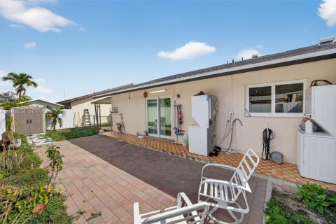 House in Miami, Florida 3 bedrooms, 153.47 sq.m. № 2046312 - photo 28