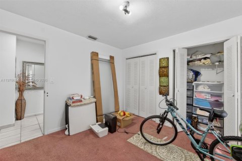 House in Miami, Florida 3 bedrooms, 153.47 sq.m. № 2046312 - photo 19