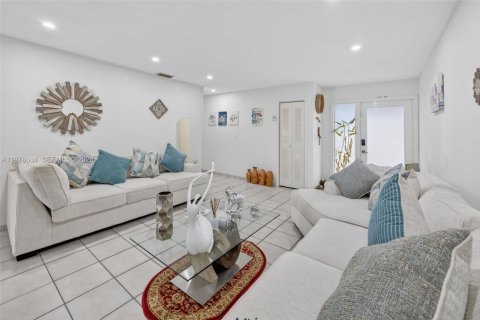 House in Miami, Florida 3 bedrooms, 153.47 sq.m. № 2046312 - photo 4