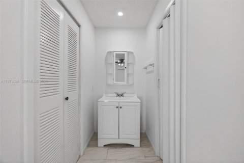 House in Miami, Florida 3 bedrooms, 153.47 sq.m. № 2046312 - photo 27