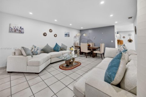 House in Miami, Florida 3 bedrooms, 153.47 sq.m. № 2046312 - photo 6