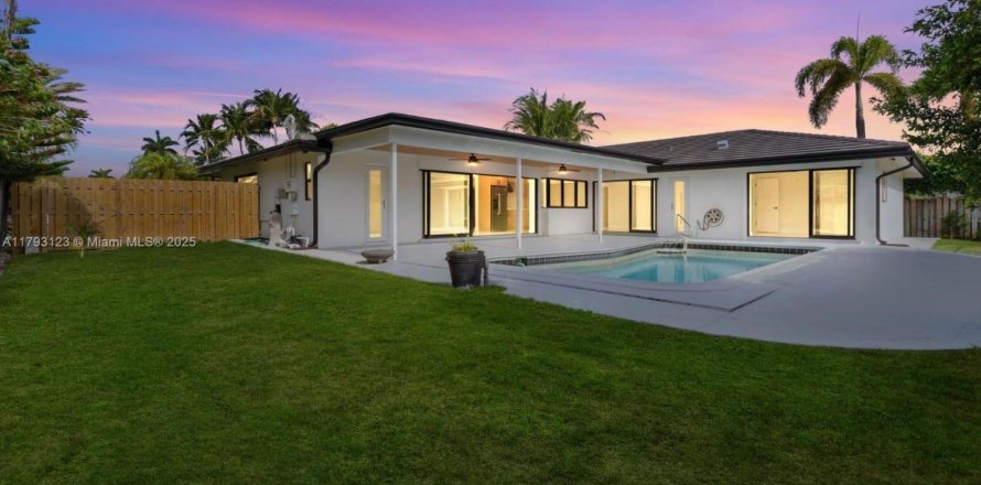 House in Lighthouse Point, Florida 4 bedrooms, 193.89 sq.m. № 1661671