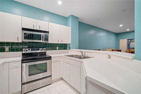 Townhouse in Pembroke Pines, Florida 1 bedroom, 124.3 sq.m. № 2067701 - photo 9
