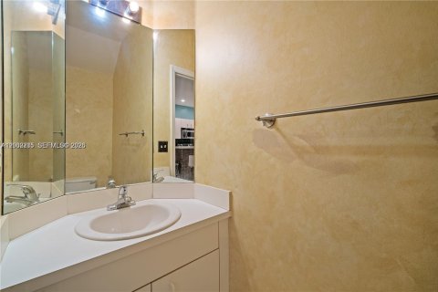 Townhouse in Pembroke Pines, Florida 1 bedroom, 124.3 sq.m. № 2067701 - photo 11