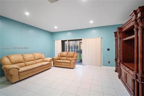 Townhouse in Pembroke Pines, Florida 1 bedroom, 124.3 sq.m. № 2067701 - photo 7