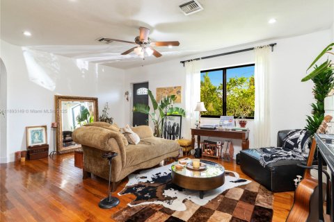 Casa en venta en Miami, Florida, 4 dormitorios, 126.35 m2 № 1946031 - foto 2