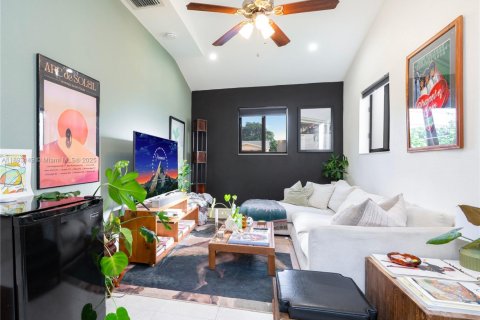Casa en venta en Miami, Florida, 4 dormitorios, 126.35 m2 № 1946031 - foto 13