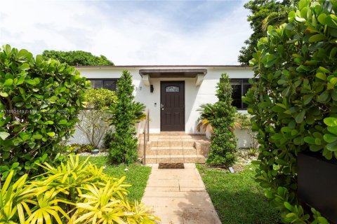Casa en venta en Miami, Florida, 4 dormitorios, 126.35 m2 № 1946031 - foto 1