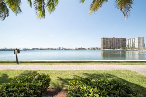 Condo à Sunny Isles Beach, Floride, 2 chambres  № 2013923