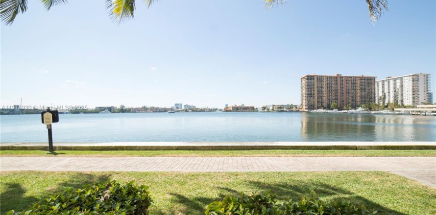 Condo à Sunny Isles Beach, Floride, 2 chambres  № 2013923