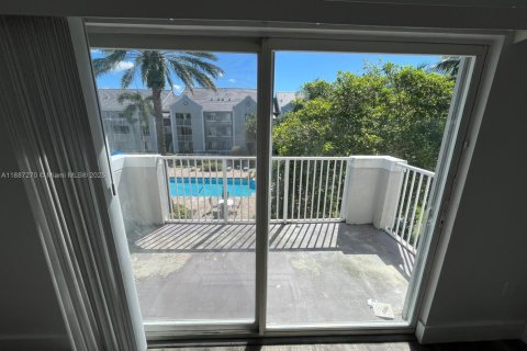 Condo in Pembroke Pines, Florida, 3 bedrooms  № 1942198 - photo 28