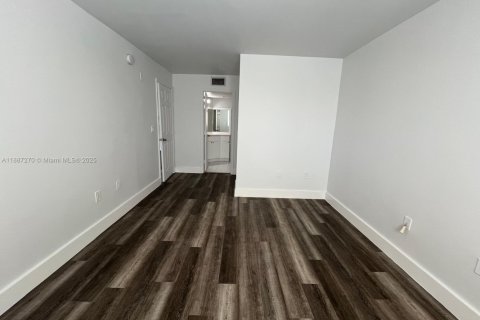 Condo in Pembroke Pines, Florida, 3 bedrooms  № 1942198 - photo 11