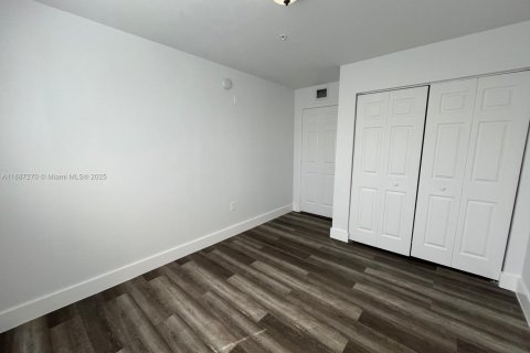 Condo in Pembroke Pines, Florida, 3 bedrooms  № 1942198 - photo 14