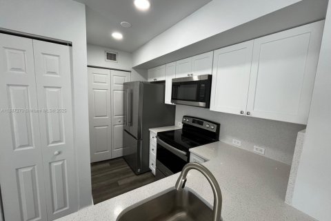 Condo in Pembroke Pines, Florida, 3 bedrooms  № 1942198 - photo 9