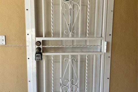 Condominio en venta en Hialeah, Florida, 3 dormitorios, 112.6 m2 № 2002313 - foto 2