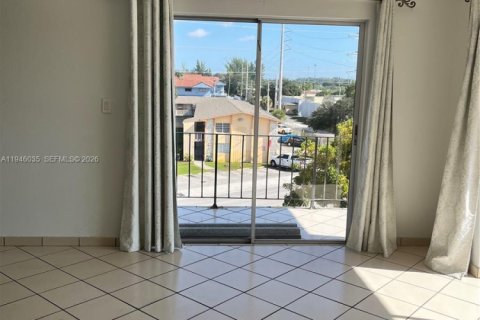Condominio en venta en Hialeah, Florida, 3 dormitorios, 112.6 m2 № 2002313 - foto 4