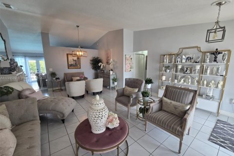 House in Miami, Florida 4 bedrooms, 181.44 sq.m. № 1937758 - photo 12
