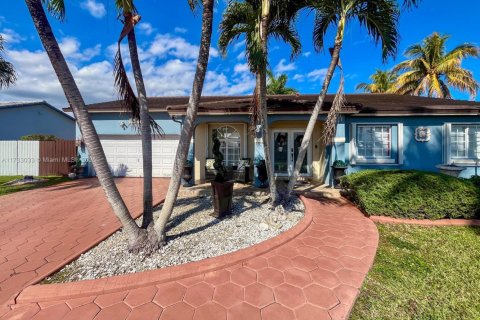Casa en venta en Miami, Florida, 4 dormitorios, 181.44 m2 № 1937758 - foto 2