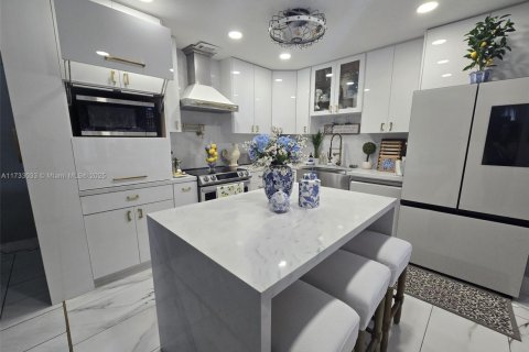 House in Miami, Florida 4 bedrooms, 181.44 sq.m. № 1937758 - photo 24
