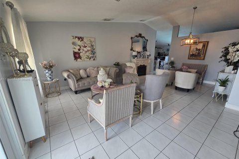 Casa en venta en Miami, Florida, 4 dormitorios, 181.44 m2 № 1937758 - foto 14
