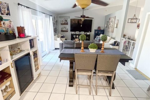 Casa en venta en Miami, Florida, 4 dormitorios, 181.44 m2 № 1937758 - foto 23
