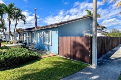 House in Miami, Florida 4 bedrooms, 181.44 sq.m. № 1937758 - photo 3