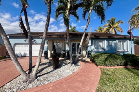 Casa en venta en Miami, Florida, 4 dormitorios, 181.44 m2 № 1937758 - foto 1