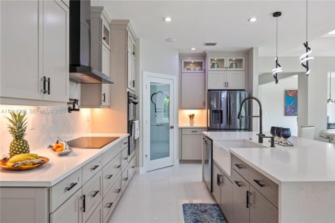 Casa en venta en Miami, Florida, 5 dormitorios, 264.77 m2 № 1984180 - foto 4